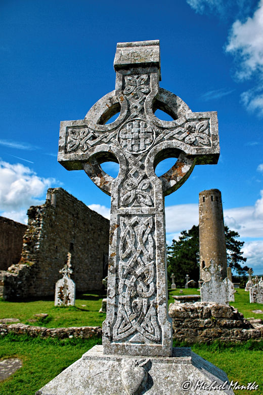 Kreuz und Turm in Clonmacnoise